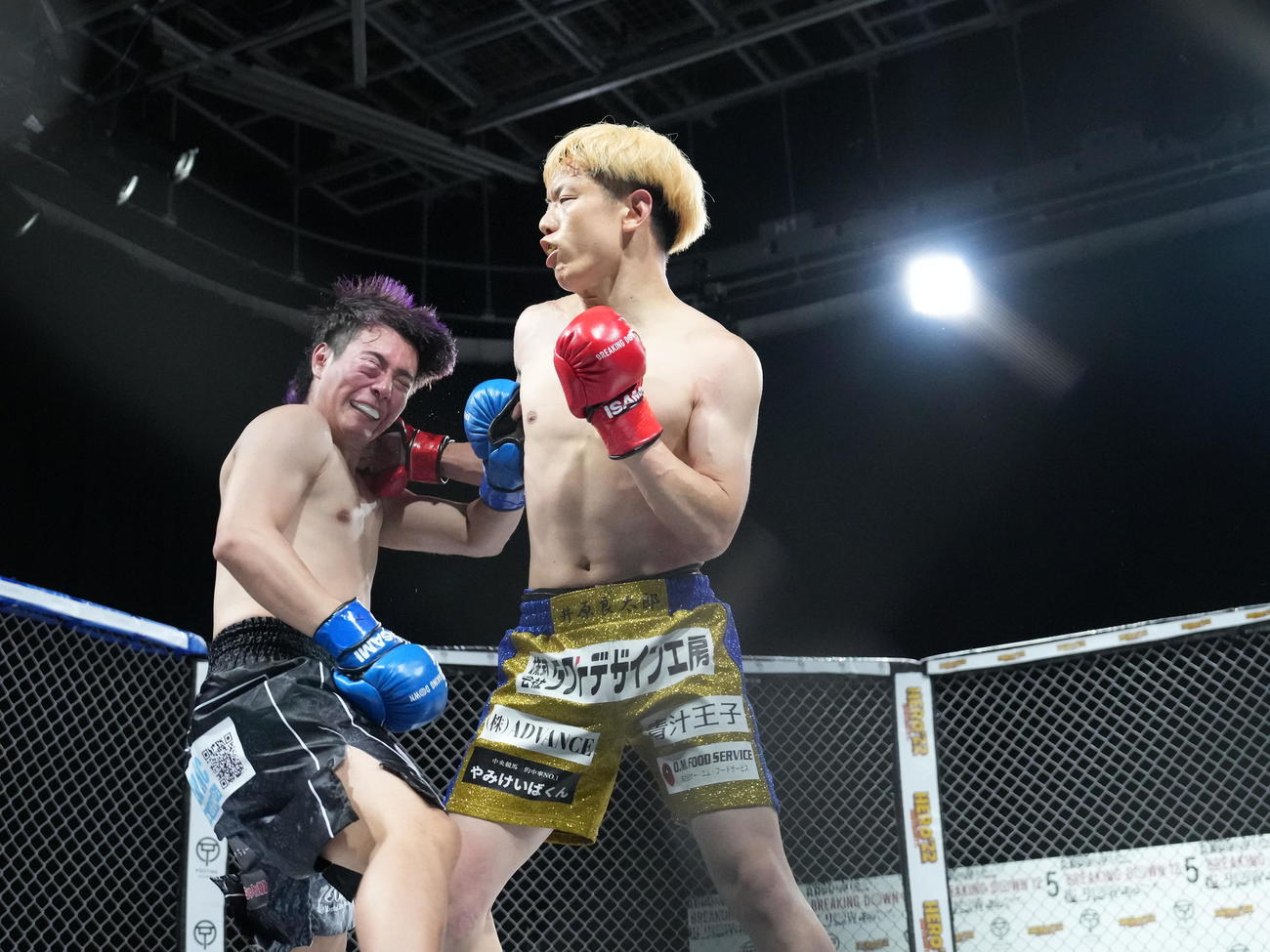 BreakingDown12．5、第8試合　山川そうき対井原良太郎　山川（左）にパンチを放つ井原＝2024年6月28日