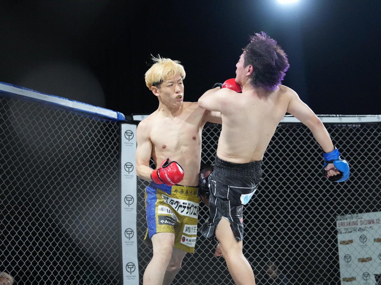 BreakingDown12．5、第8試合　山川そうき対井原良太郎　山川（右）にパンチを放つ井原＝2024年6月28日