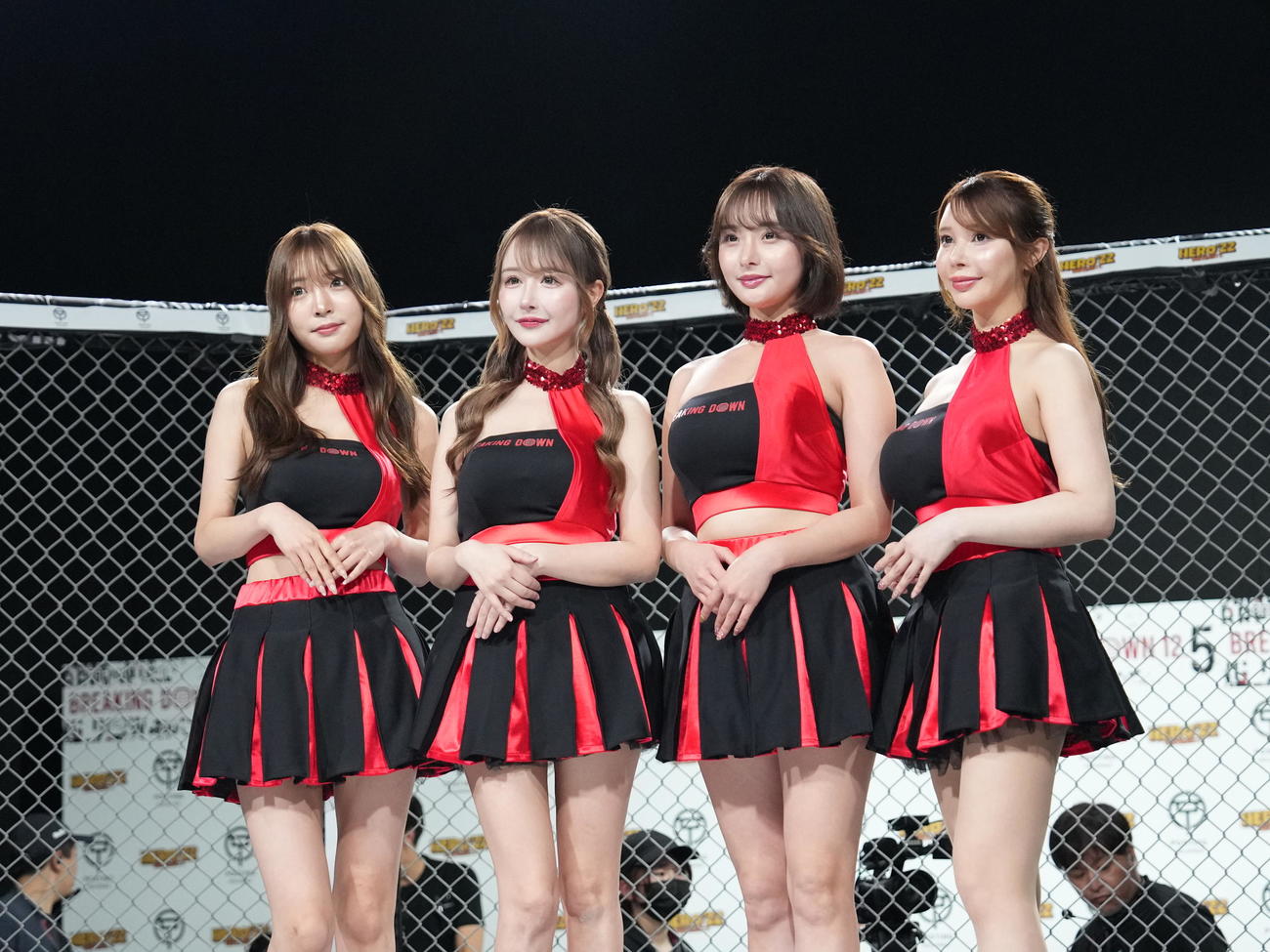 BreakingDown12．5、試合後にフォトセッションに臨むブレイキングガールの、左から林あいり、白咲はな、ゆな、海里（撮影・小沢裕）