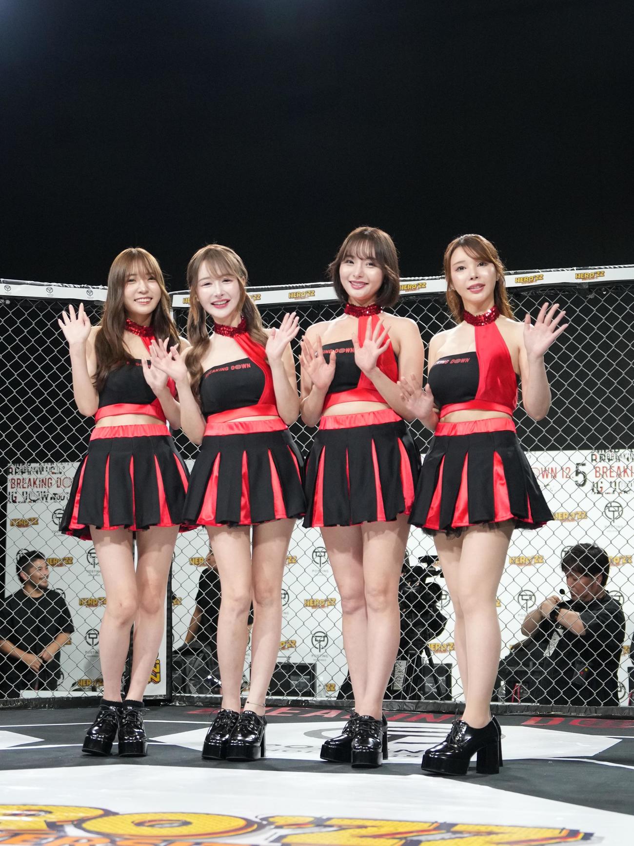 BreakingDown12．5、試合後にフォトセッションに臨むブレイキングガールの、左から林あいり、白咲はな、ゆな、海里（撮影・小沢裕）