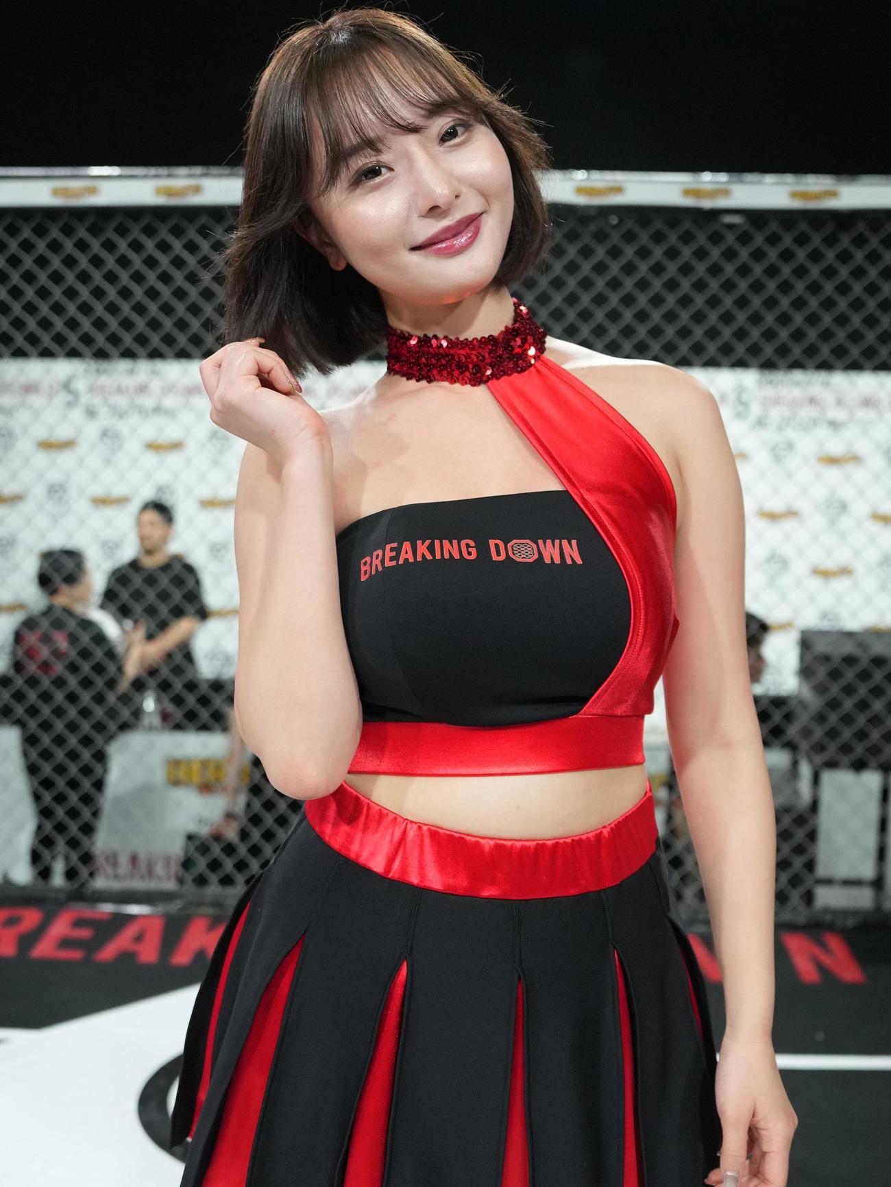 BreakingDown12．5、試合後にフォトセッションに臨むブレイキングガールのゆな（撮影・小沢裕）