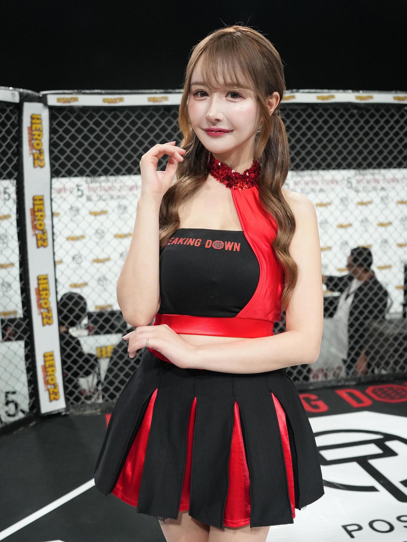 BreakingDown12．5、試合後にフォトセッションに臨むブレイキングガールの白咲はな（撮影・小沢裕）