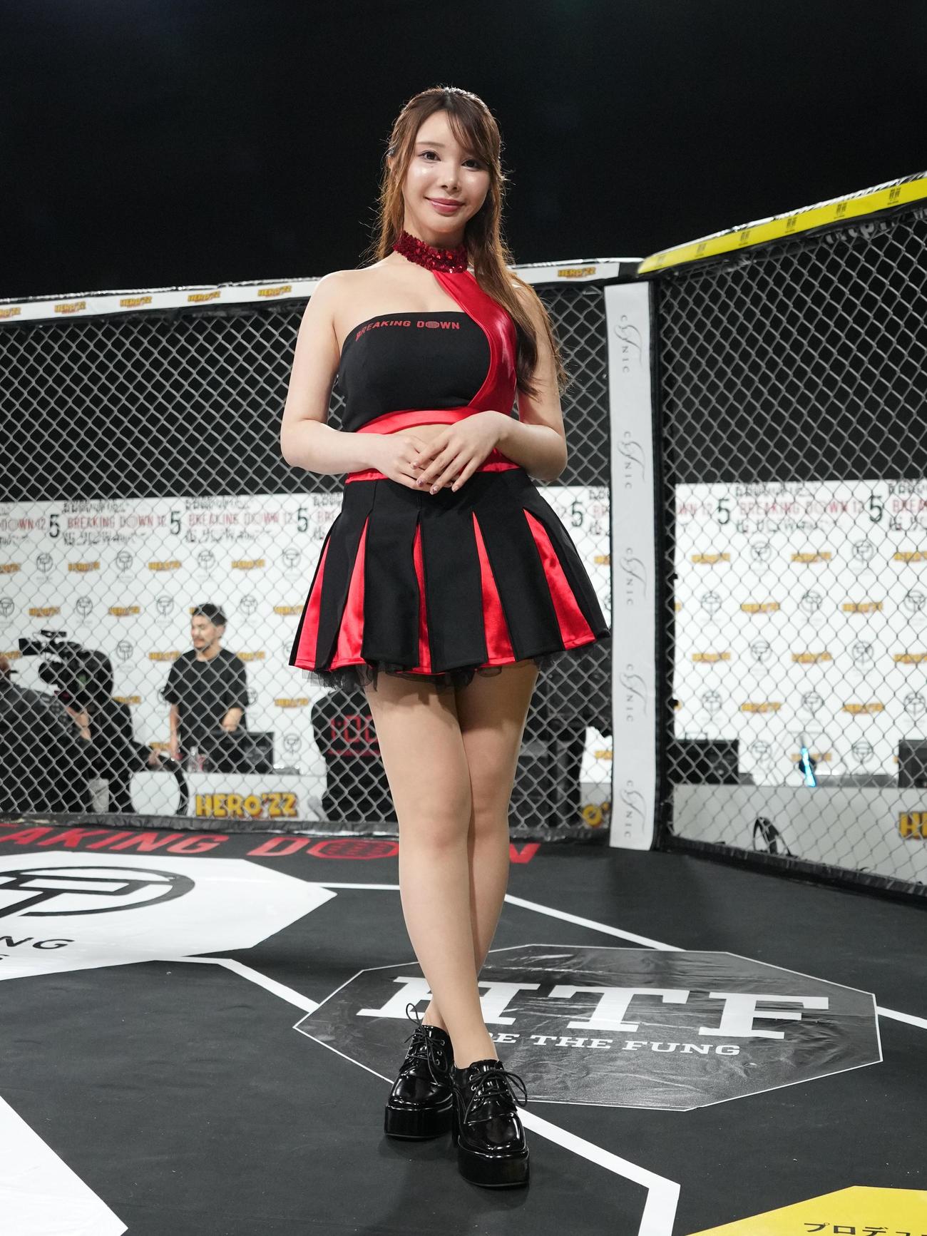 BreakingDown12．5、試合後にフォトセッションに臨むブレイキングガールの海里（撮影・小沢裕）