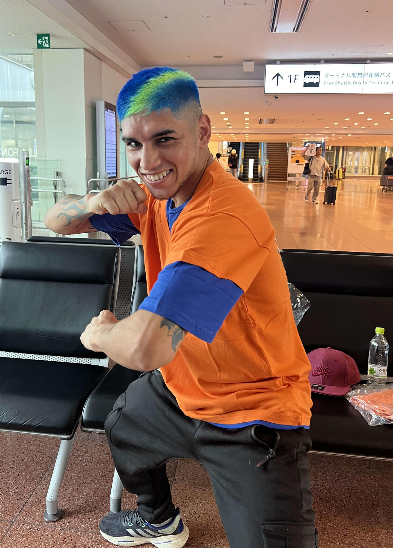 大好きなドラゴンボールの主人公・悟空のTシャツを着用したIBF世界スーパーフライ級王者フェルナンド・マルティネス（C）AbemaTV,Inc.