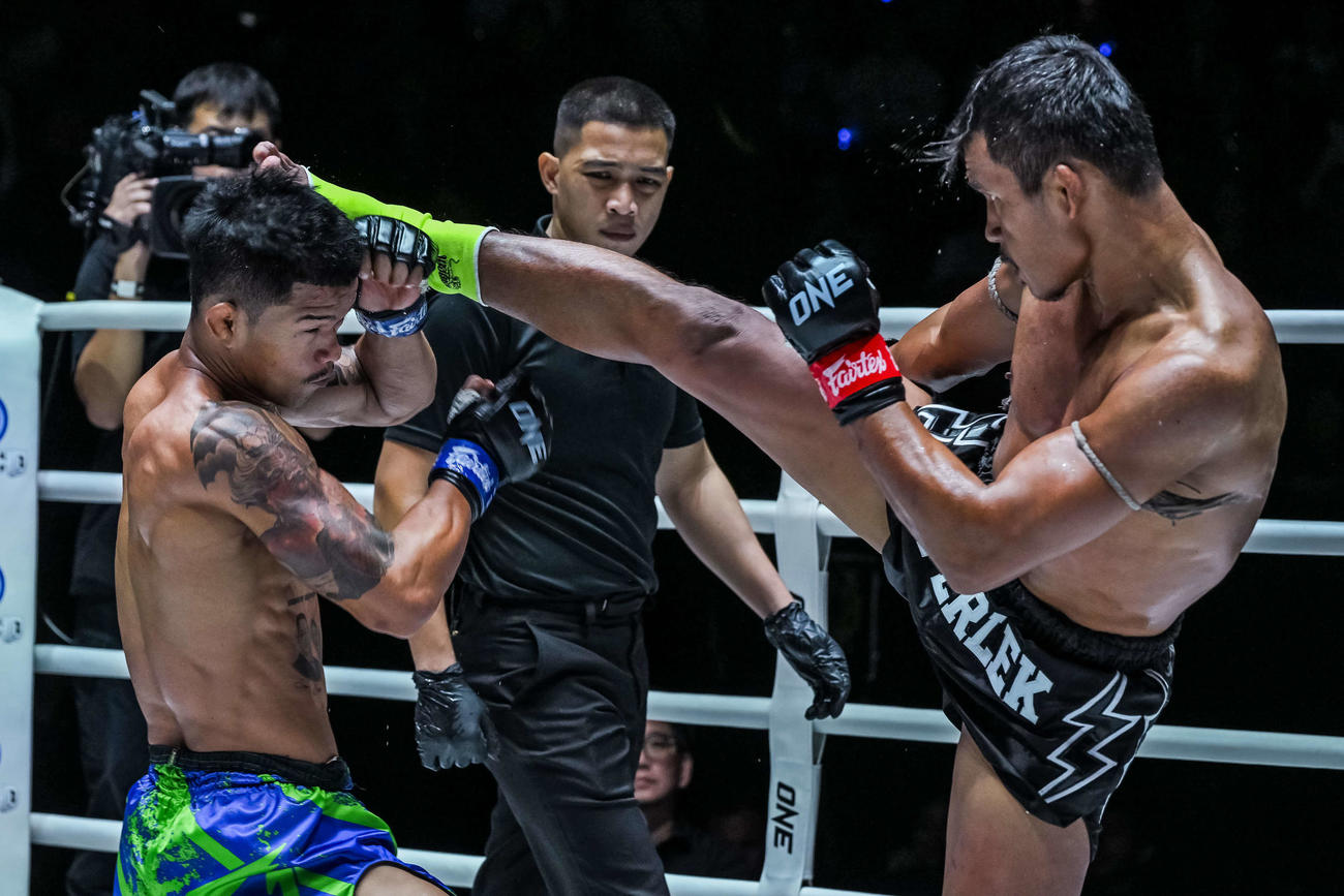 ゴントーラニーにハイキックをたたき込むスーパーレック（右）（C）ONE Championship