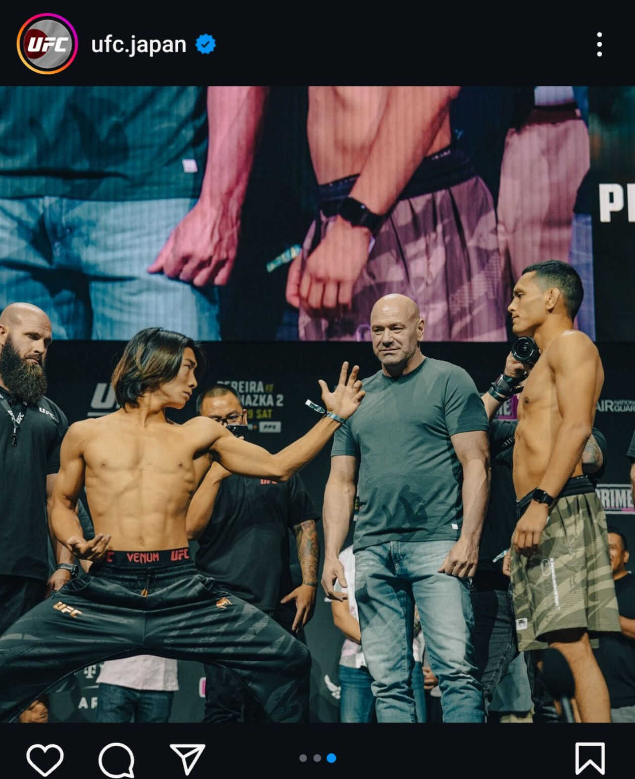 UFCデビュー戦の計量をパスし、カルロス・ヘルナンデス（右端）とフェースオフする鶴屋怜（左端）（UFCジャパン公式インスタグラムから）