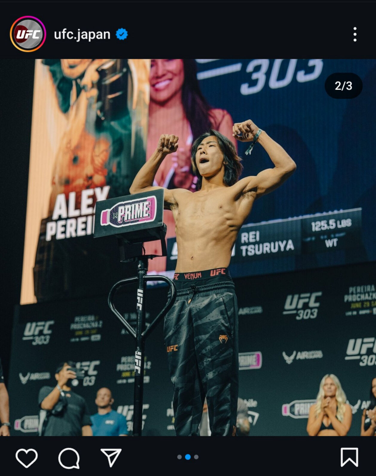 UFCデビュー戦の計量パスし、ガッツポーズする鶴屋怜（UFCジャパン公式インスタグラムから）