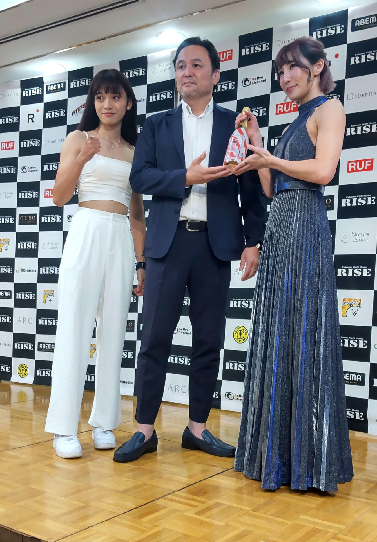 RISE伊藤代表を取り合う！？　ワン・チンロン（左）とMelty輝