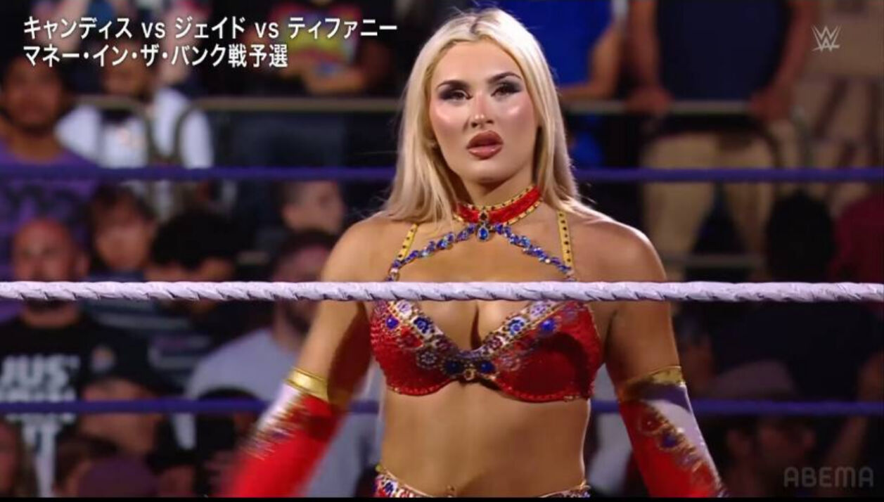 マネー・イン・ザ・バンク大会の女子ラダー予選に勝利したティファニー・ストラットン（C）AbemaTV,Inc.