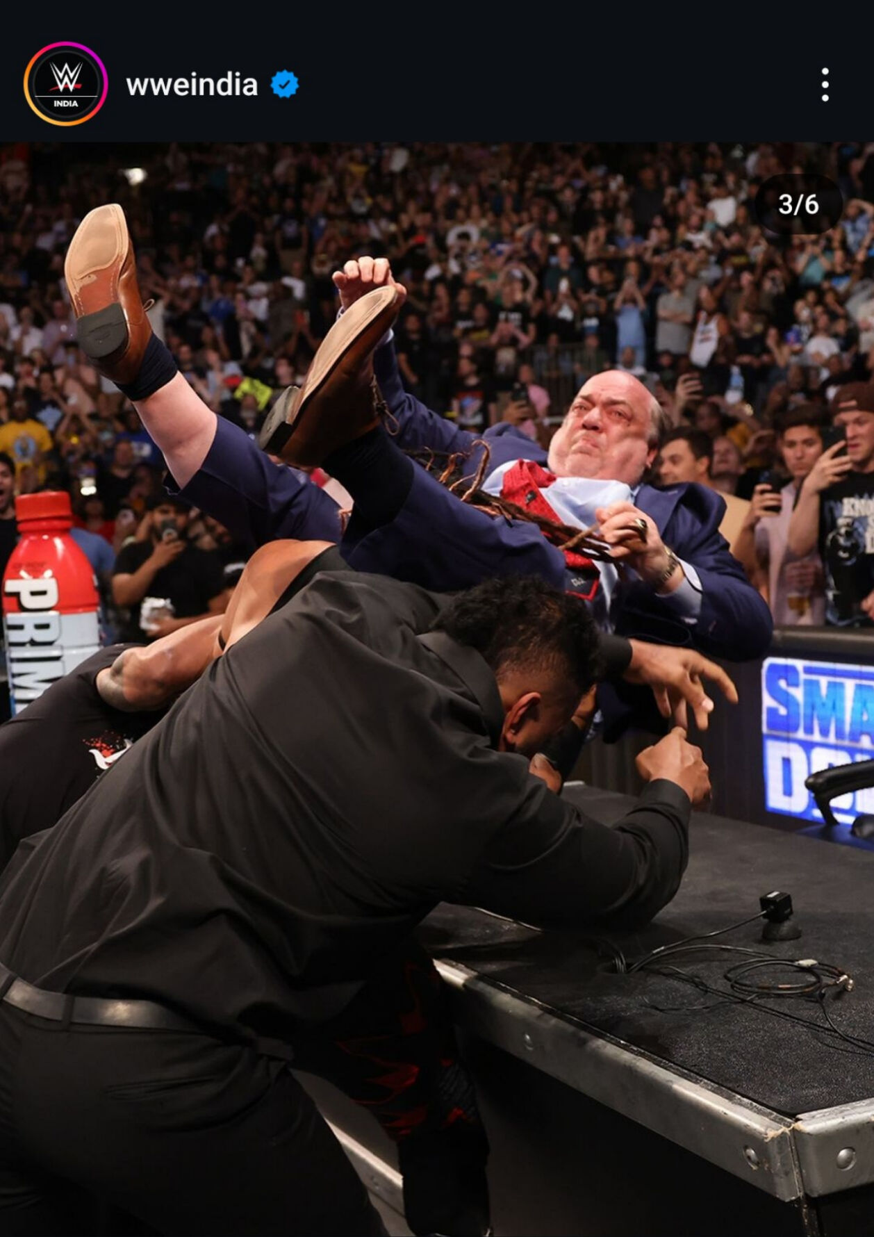 アナウンステーブルに向けてポール・ヘイマン（上）をパワーボムでたたきつけたザ・ブラッドラインのメンバー（WWEインド公式インスタグラムから））