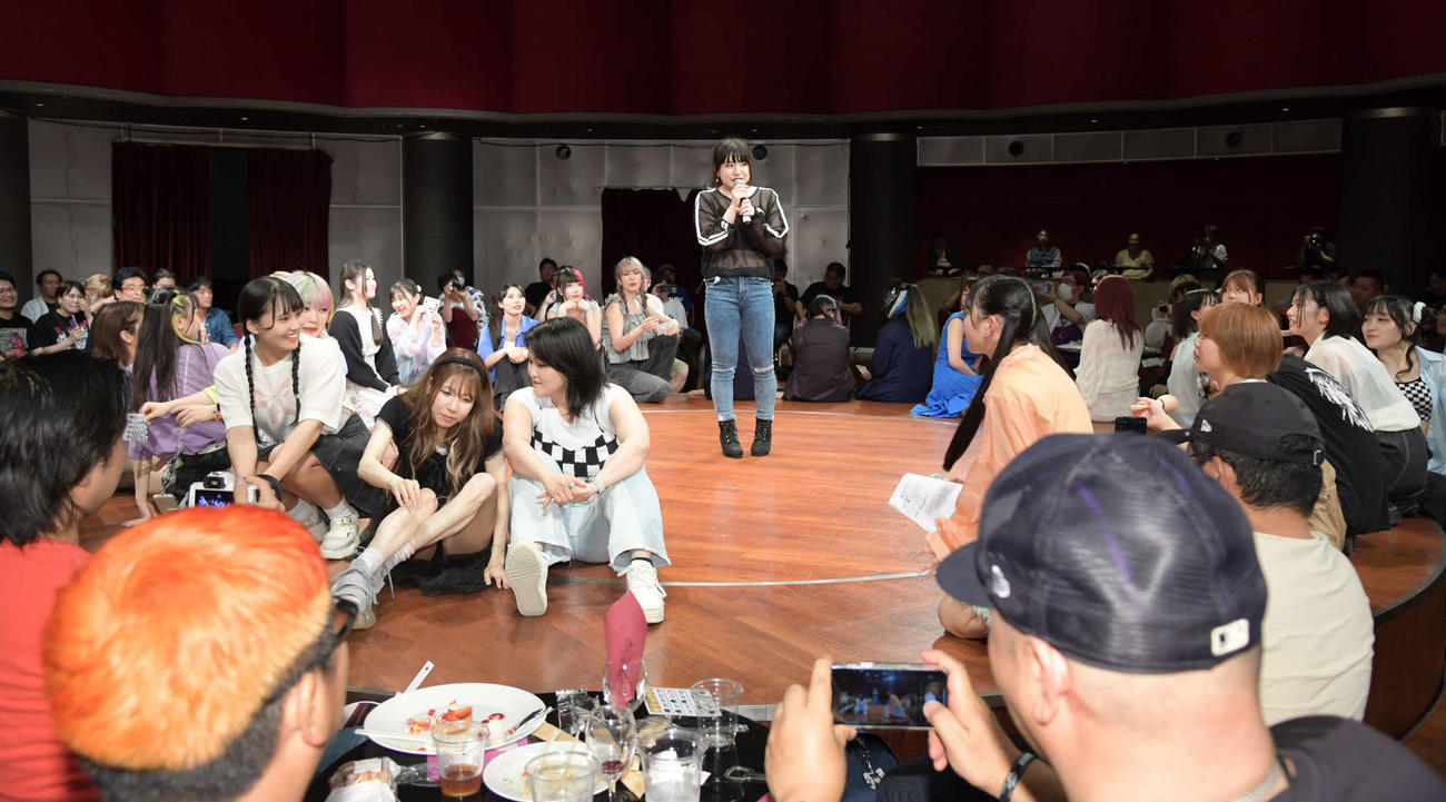 東京女子プロレス　プロレスラー格付けバトルで「一流」となった七瀬千花（中央）（東京女子プロレス提供）