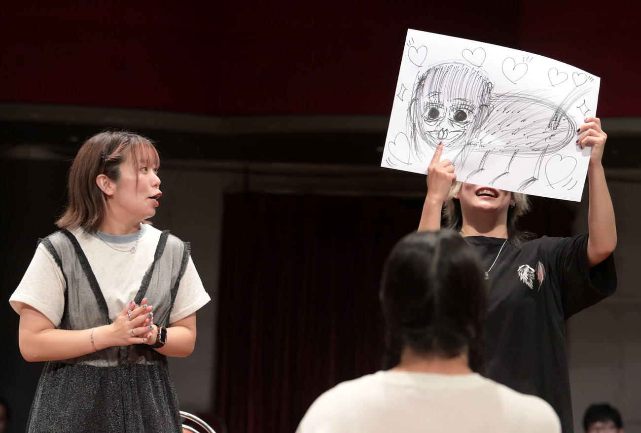東京女子プロレス　渡辺未詩が描いた角田奈穂（左）の似顔絵（東京女子プロレス提供）