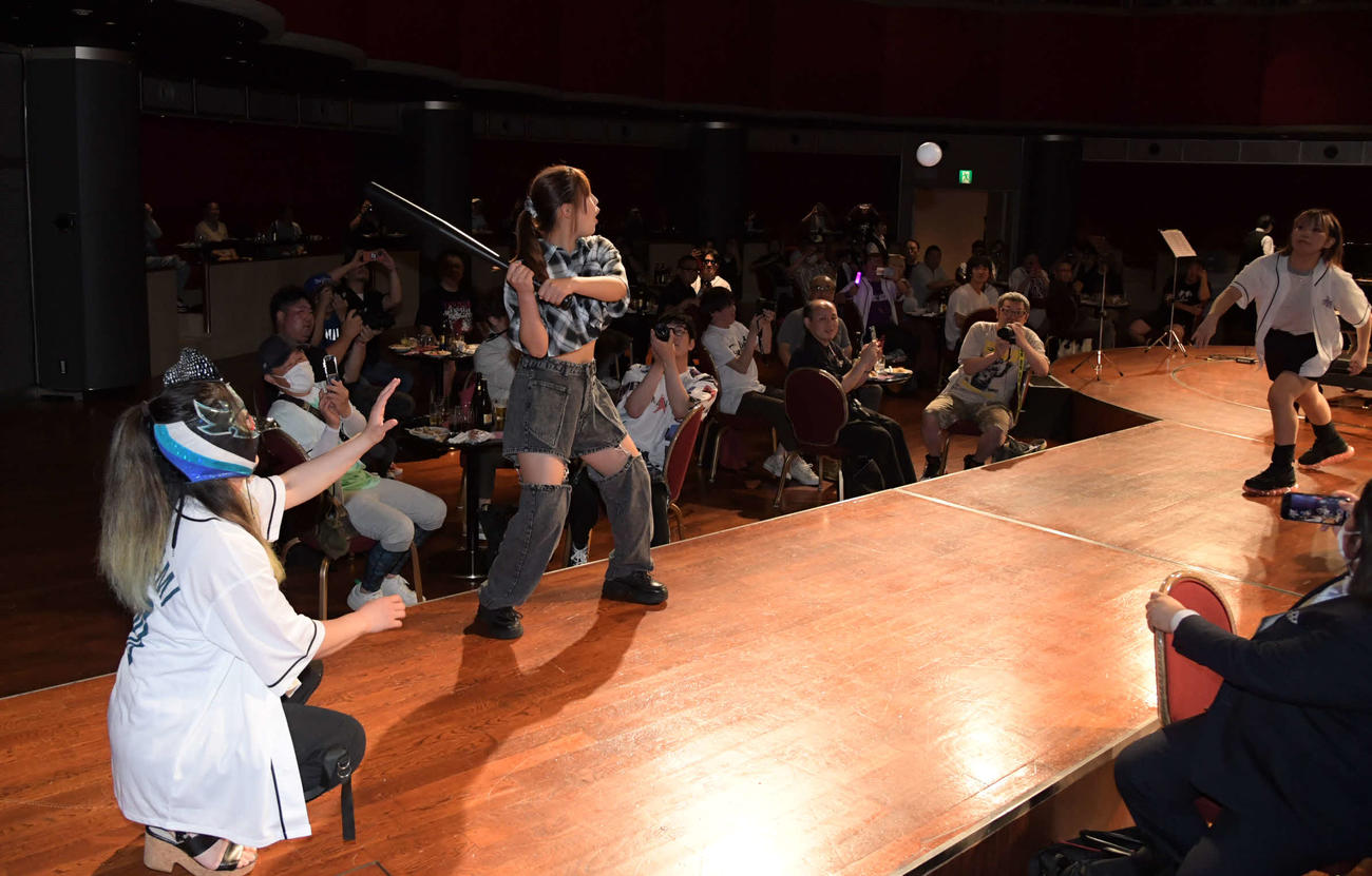 東京女子プロレス　始球式を行った角田奈穂（右）（東京女子プロレス提供）