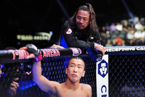 UFC】鶴屋怜が白星デビュー、WWE中邑真輔と「イヤァオ！」ポーズで歓喜