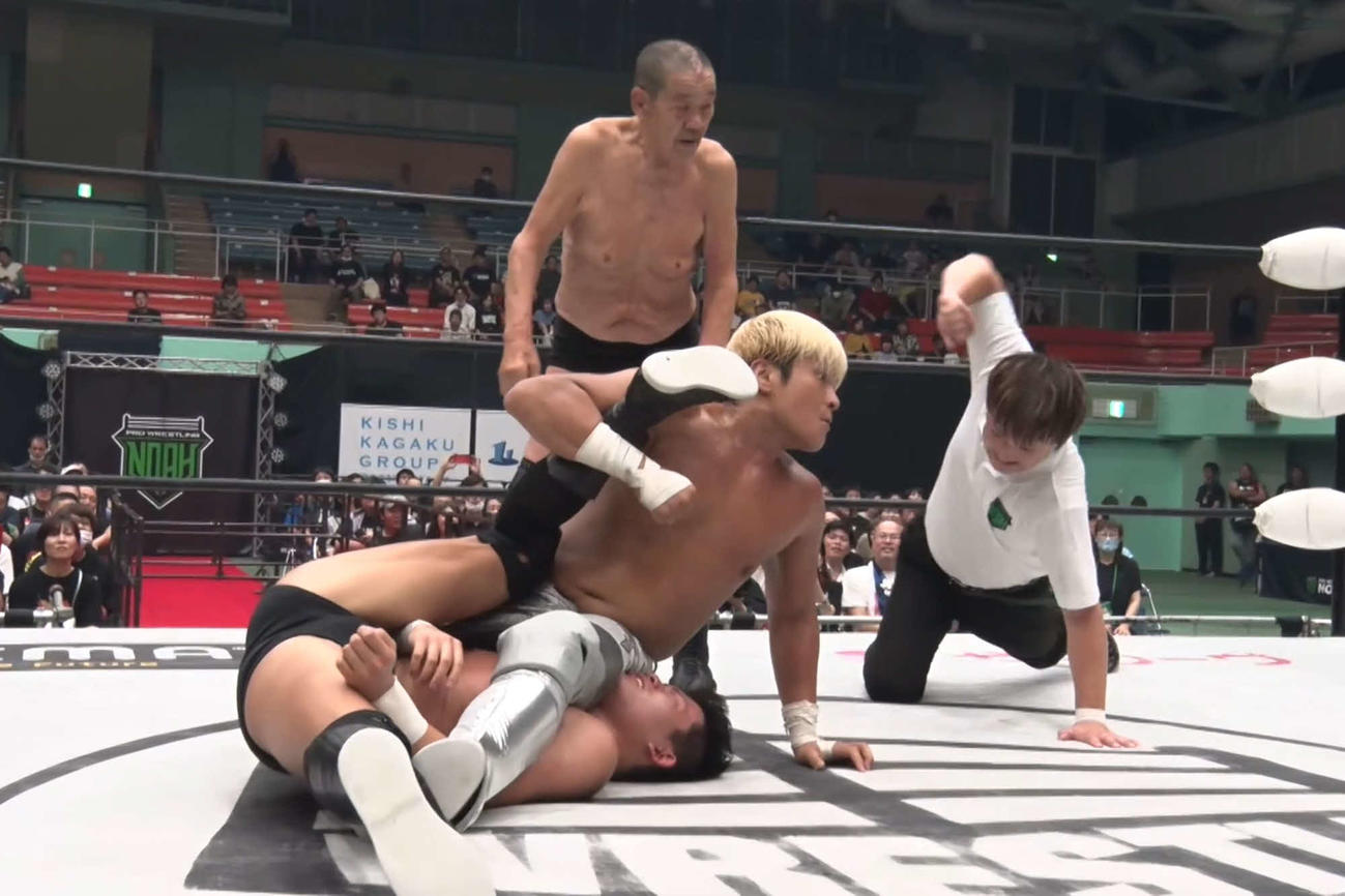 大和田侑から3カウントを奪った拳王。後ろは藤原喜明（C）WRESTLE UNIVERSE／プロレスリング・ノア