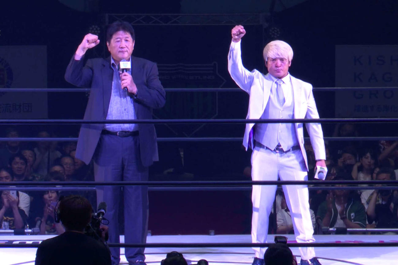 第1試合の前にトークショーを行った前田日明氏と拳王（右）（C）WRESTLE UNIVERSE／プロレスリング・ノア