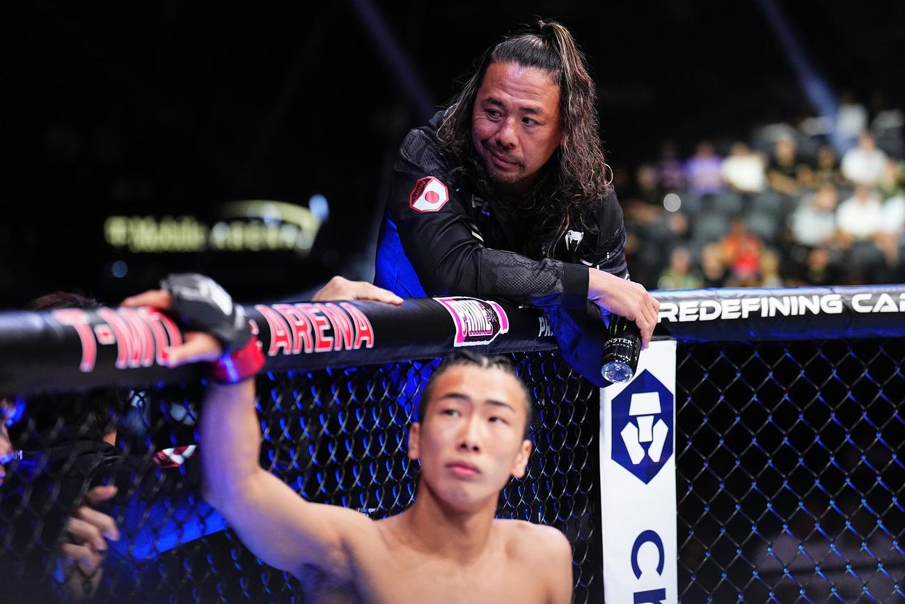 WWE中邑真輔（上）をセコンドに入れてUFCデビュー戦に臨んだ鶴屋怜（C）Zuffa LLC／UFC