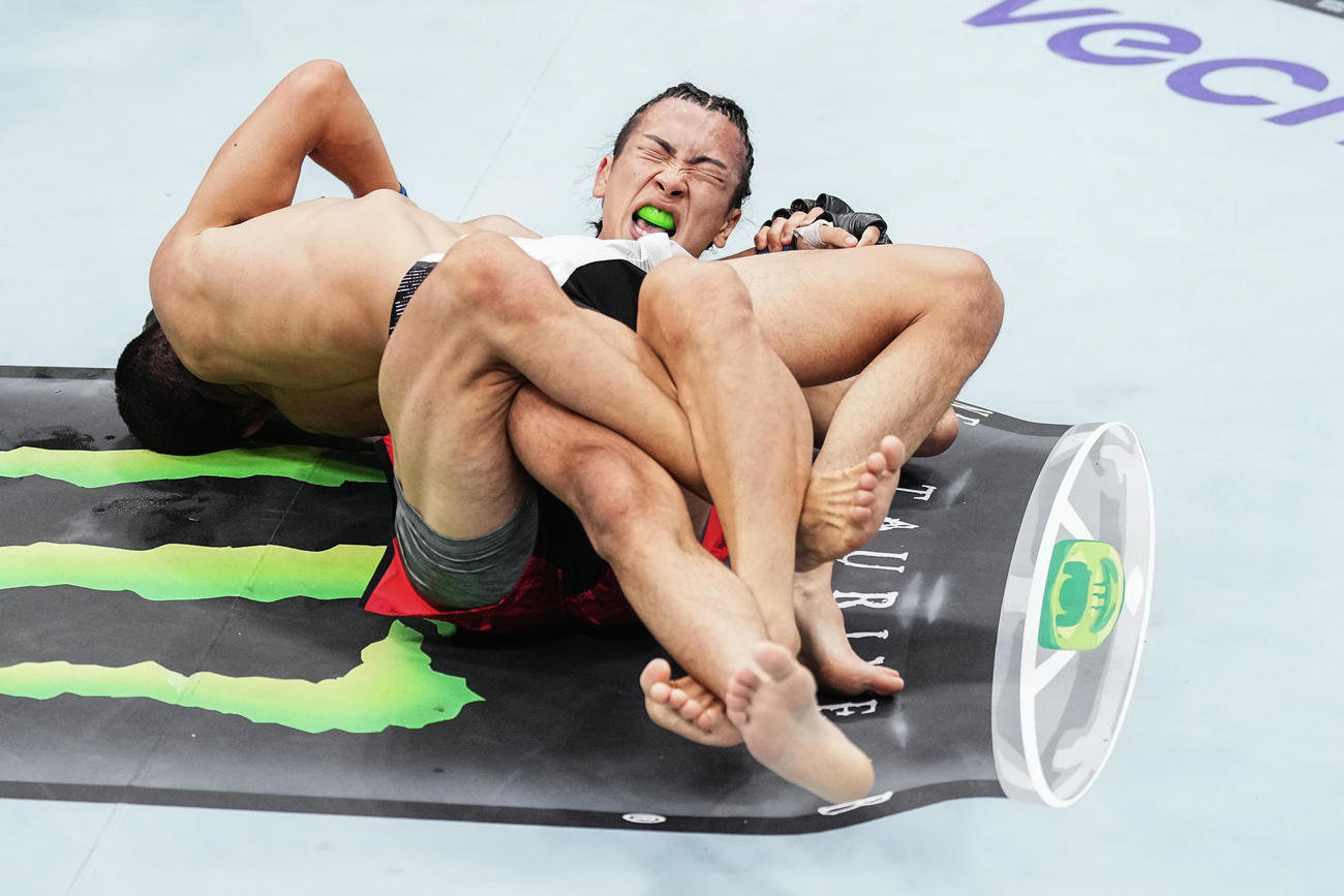 カルロス・ヘルナンデス（左）とグラウンド勝負する鶴屋怜（C）Zuffa LLC／UFC