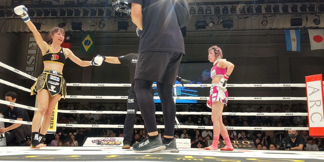 判定勝ちしたワン・チンロン（左）とうなだれるMelty輝