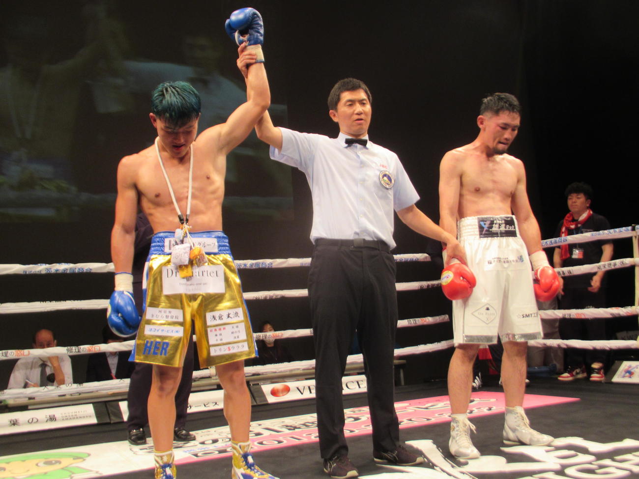 判定勝ちした佐々木（左）と敗れた浜島（撮影・実藤健一）
