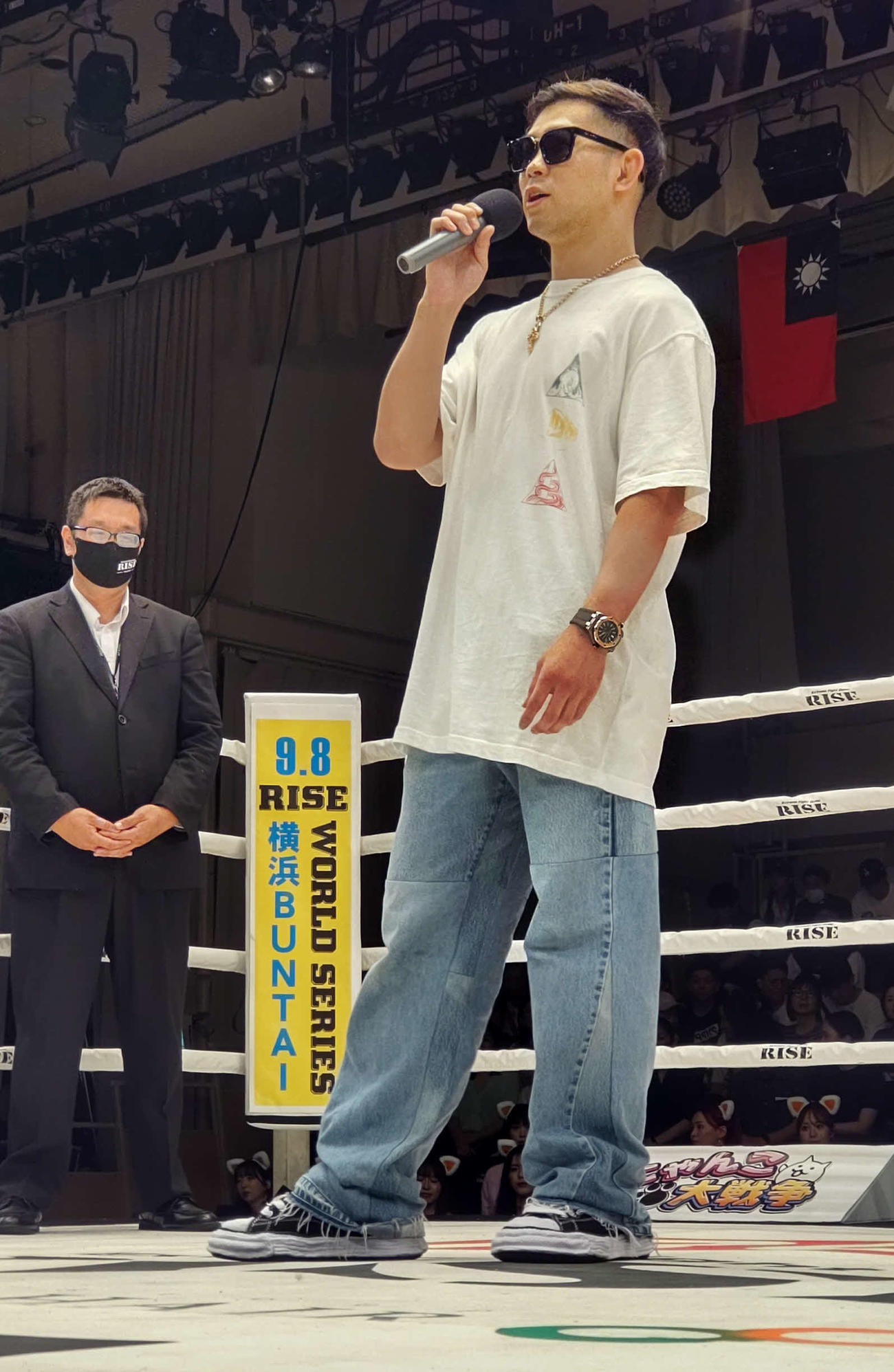 後楽園ホールで行われた「RISE179」でファンとラウンドガールにあいさつしたYA－MAN