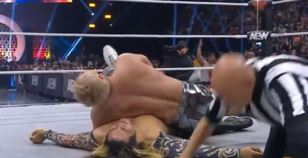 オカダが棚橋から3カウントを奪って勝利した　（C）NJPW WORLD