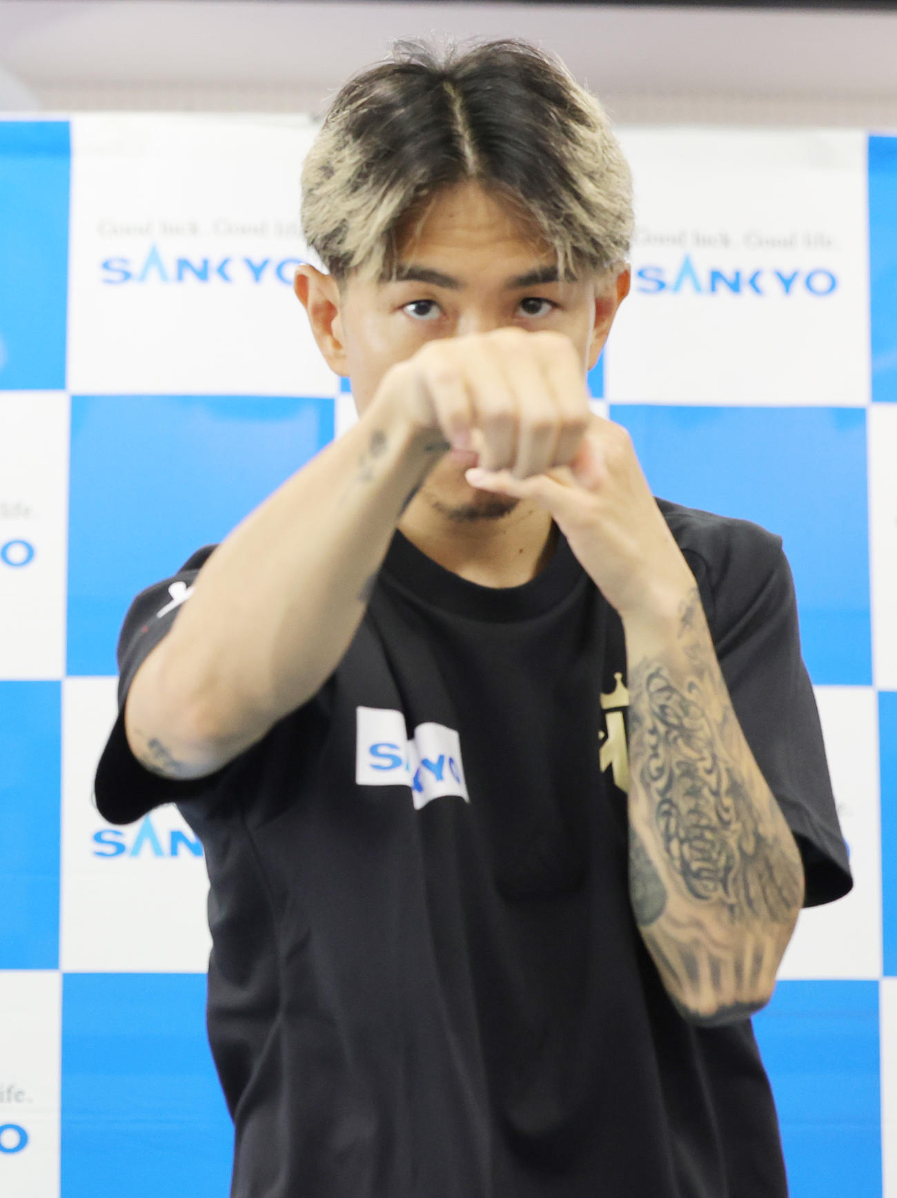 練習を公開した井岡（撮影・野上伸悟）