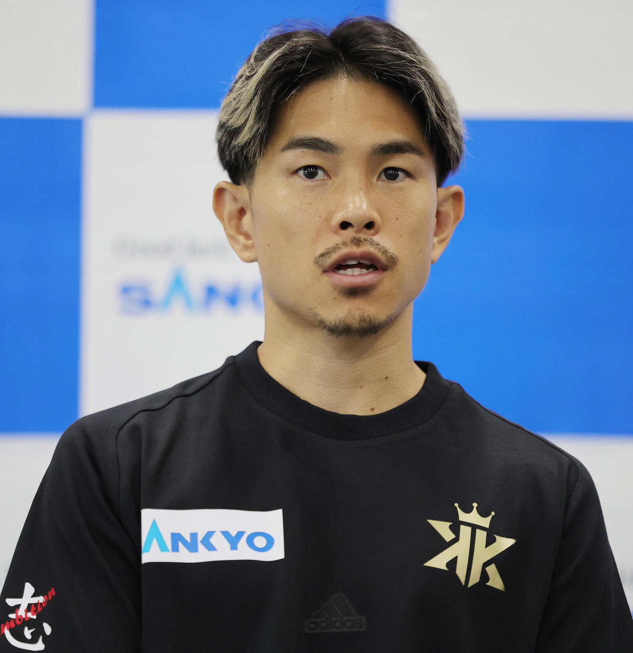 会見する井岡（撮影・野上伸悟）