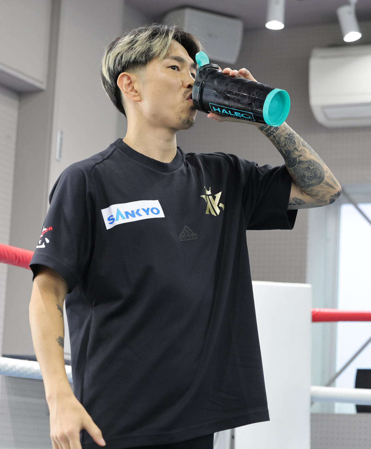 練習中に水分補給する井岡（撮影・野上伸悟）
