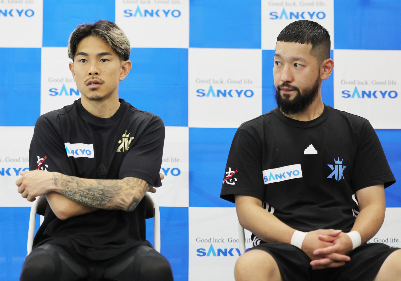 会見する井岡（左）と佐々木トレーナー（撮影・野上伸悟）