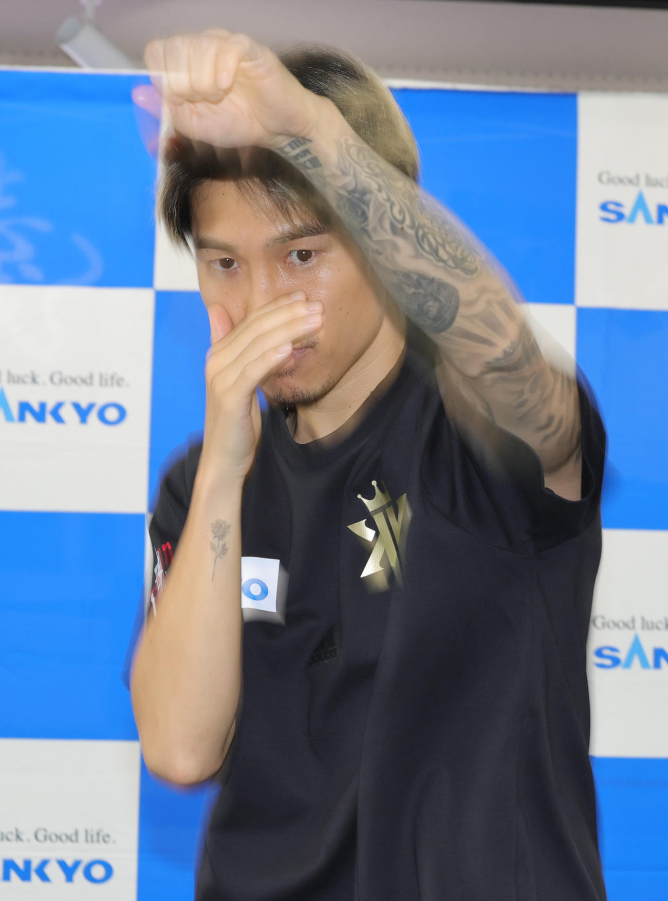 練習を公開した井岡（撮影・野上伸悟）