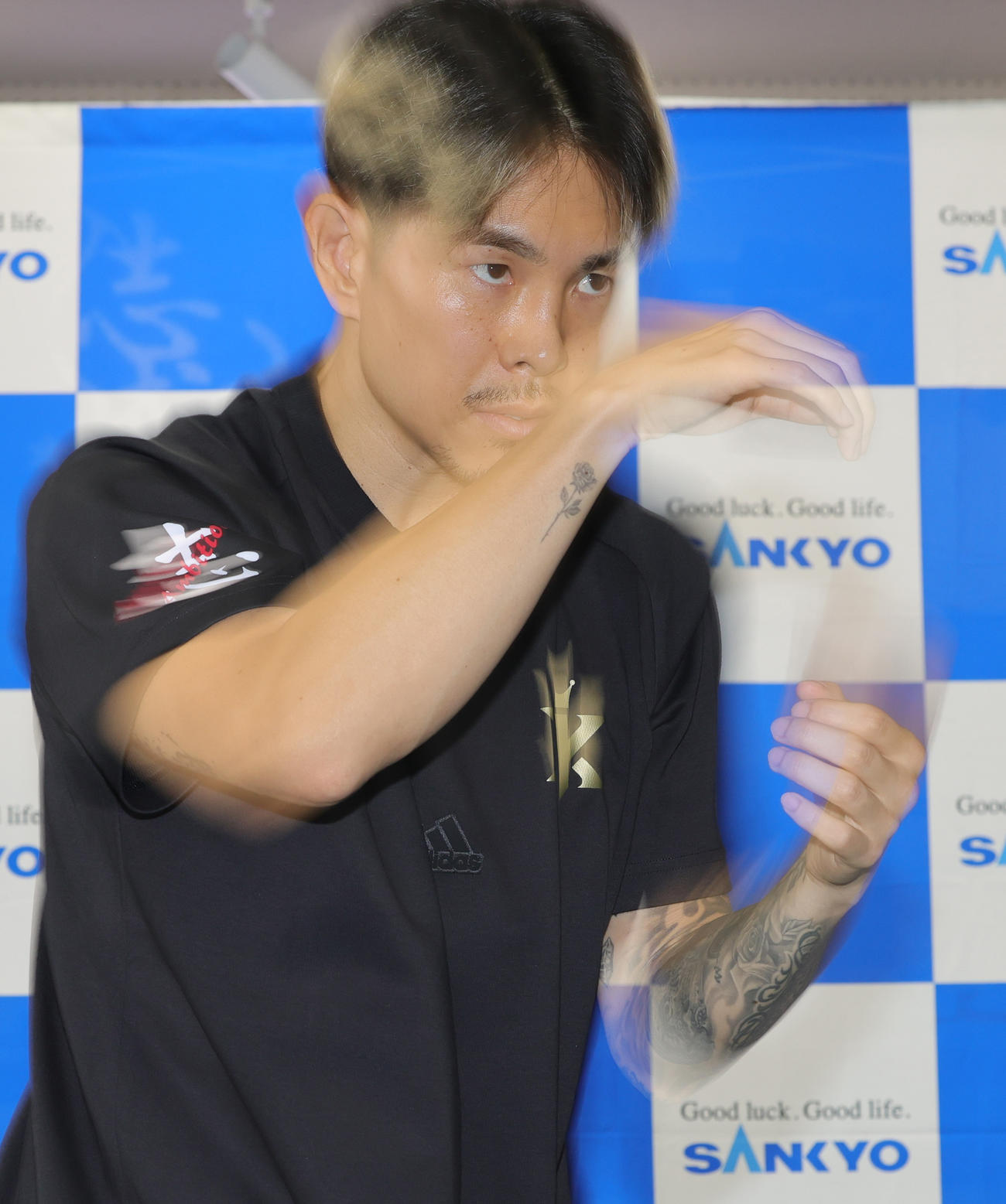 練習を公開した井岡（撮影・野上伸悟）