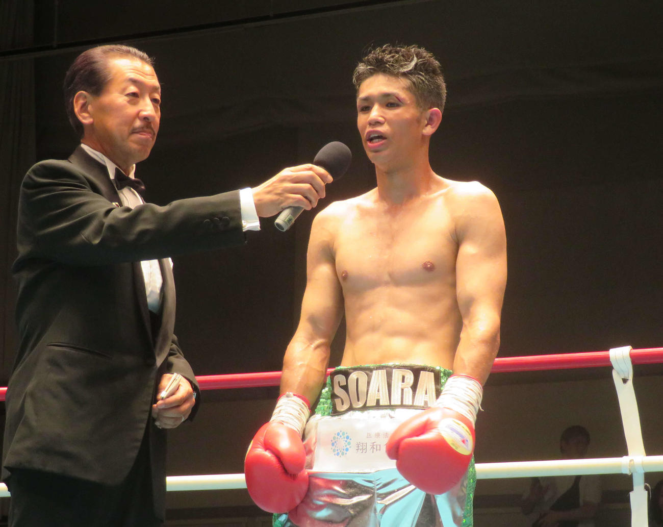 勝利者インタビューに応じる日本スーパーフライ級11位比連崎爽晏楽（右）