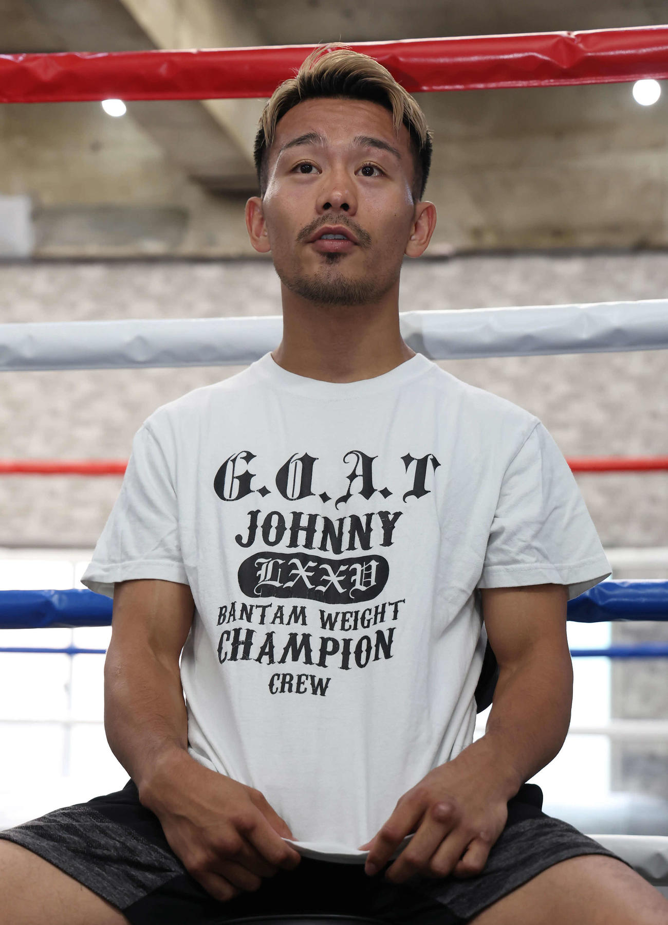 Tシャツの文言を披露し説明する堤聖也（撮影・丹羽敏通）