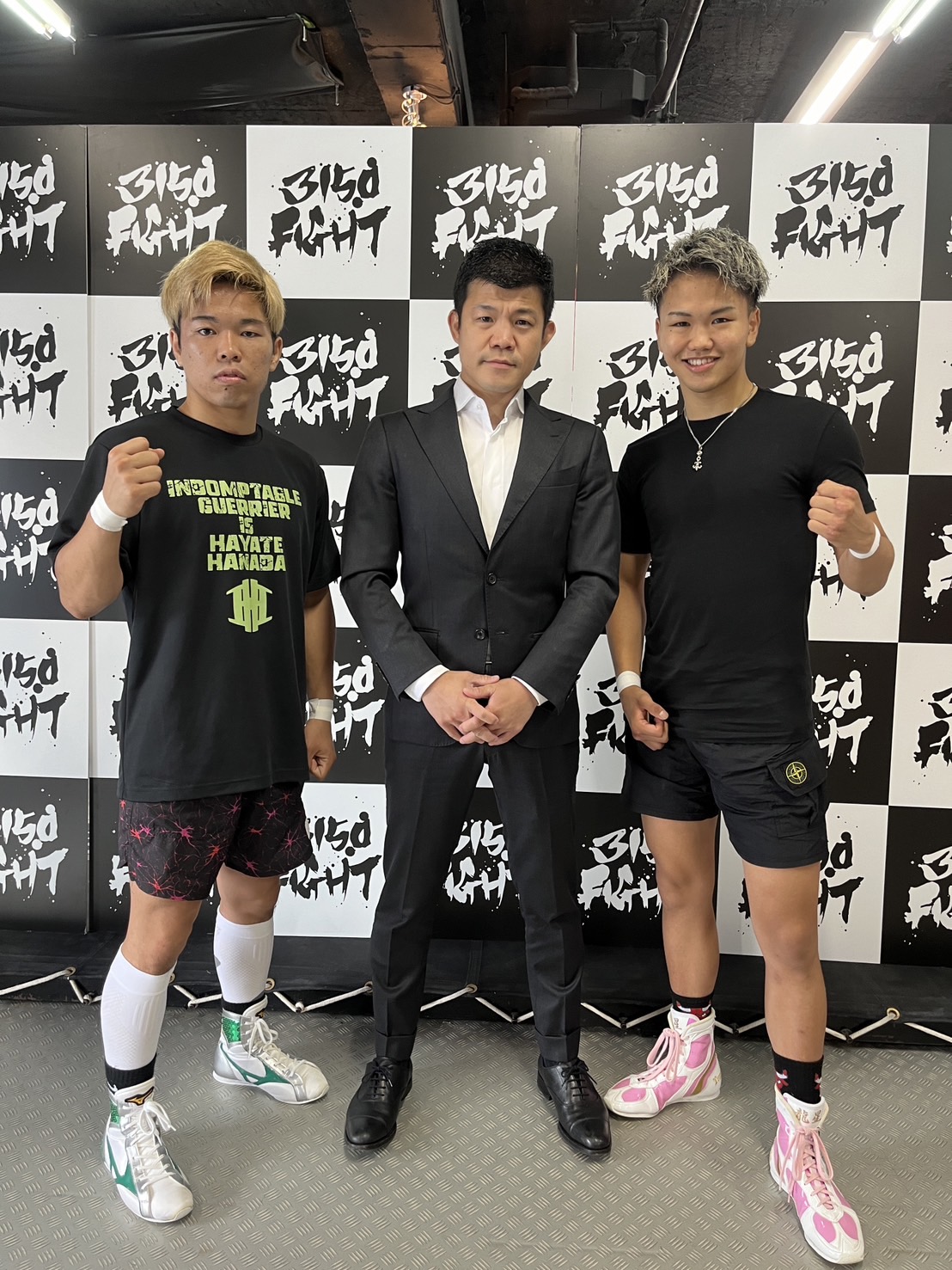 7・28へ意気込む花田（左）と森脇（右）中央は亀田興毅ファウンダー（亀田プロモーション提供）