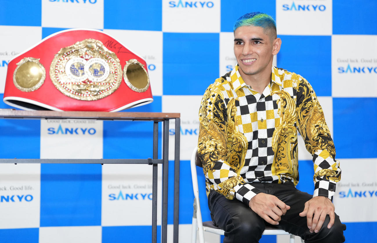 公開練習前に取材に応じるマルティネス（撮影・鈴木みどり）