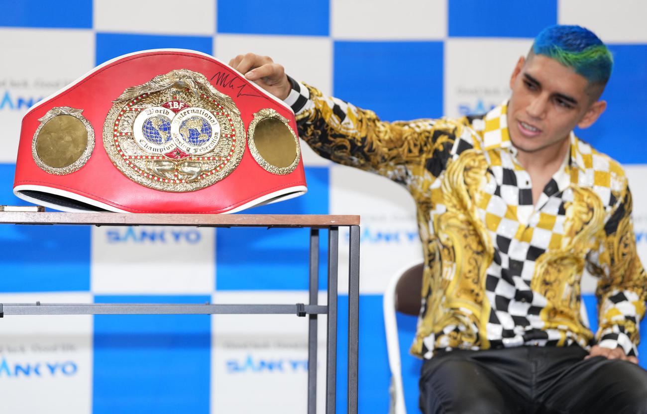 マイク・タイソン氏からもらったサインを指さすIBF世界スーパーフライ級王者のマルティネス（撮影・鈴木みどり）