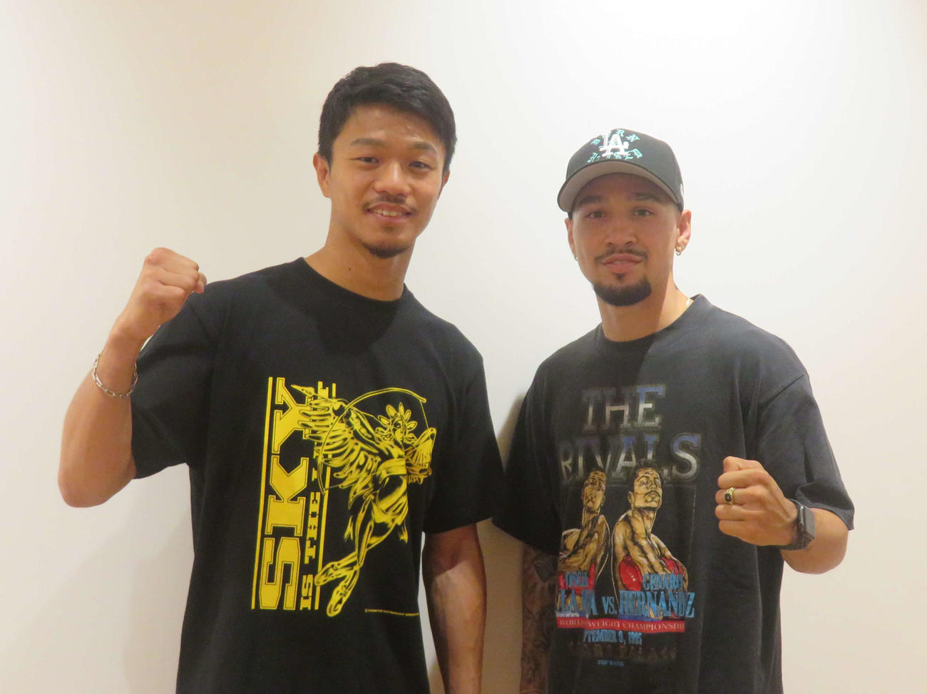 米ロサンゼルス合宿から帰国したWBC世界バンタム級王者中谷潤人（左）と20日にWBO世界フライ級王座決定戦に臨む同級3位アンソニー・オラスクワガ