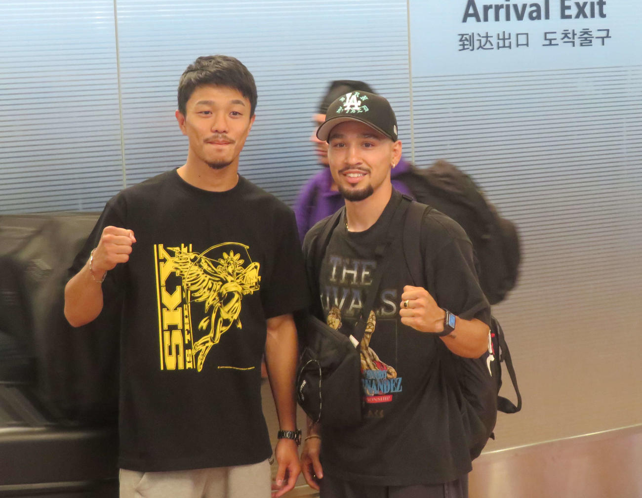 米国合宿から帰国したWBC世界バンタム級王者中谷（左）と20日にWBO世界フライ級王座決定戦を控える同級3位オラスクワガ