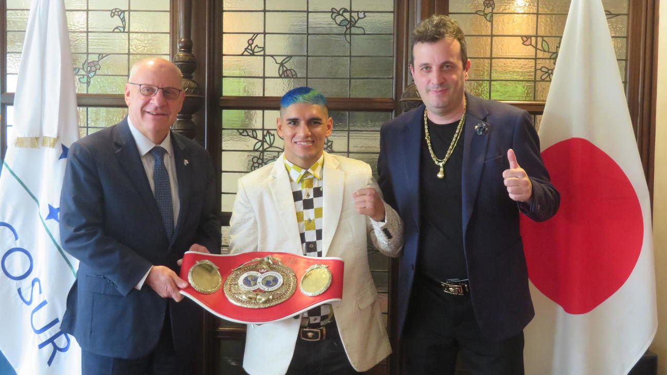 エドゥアルド・テンポーネ駐日アルゼンチン大使（左端）を表敬訪問したIBF世界スーパーフライ級王者フェルナンド・マルティネス（中央）とロドリゴ・カラブッセ・トレーナー