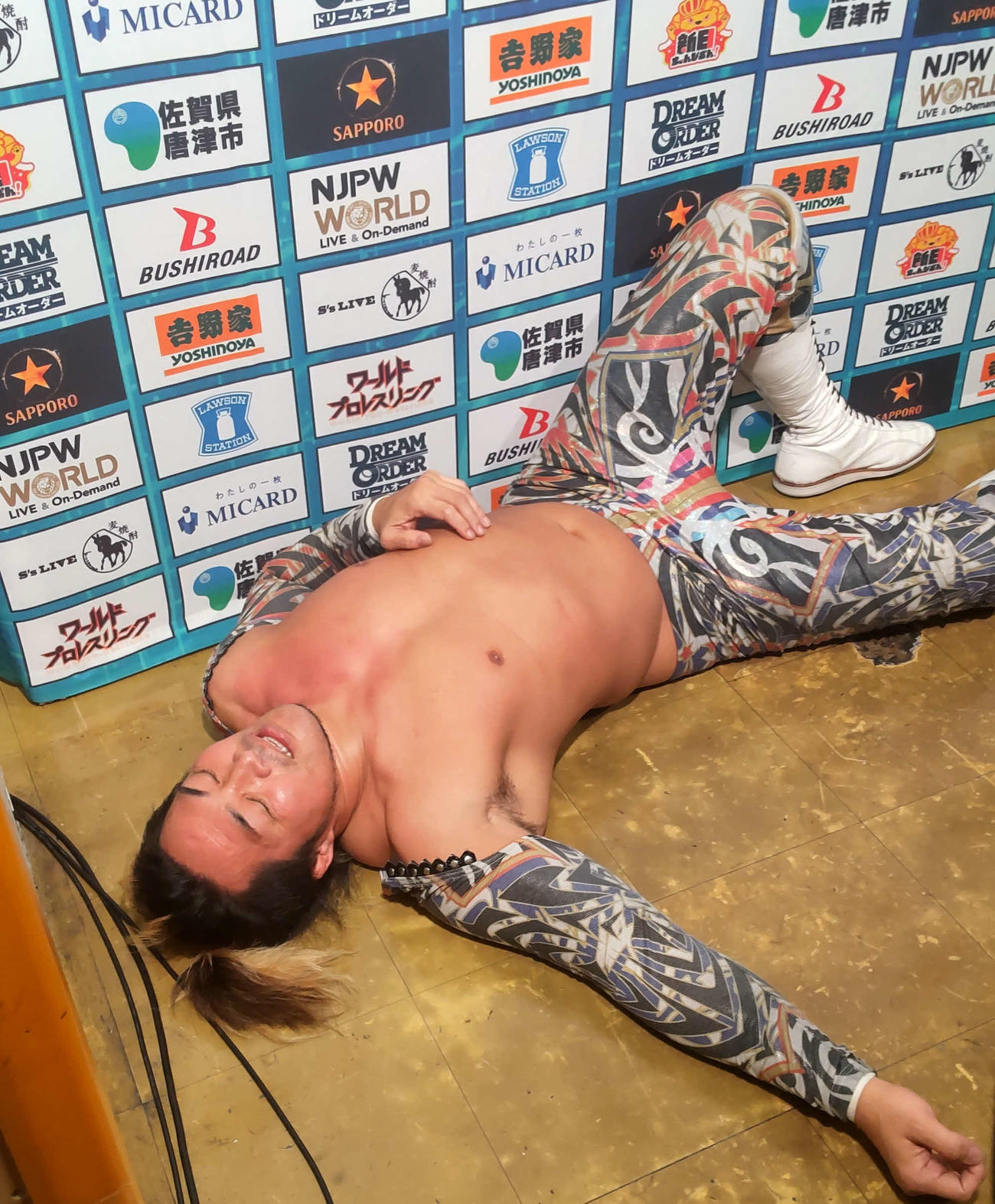 ボルチン・オレッグの“カミカゼ”で3カウントを奪われ、バックステージでものびてしまった新日本プロレス棚橋弘至社長