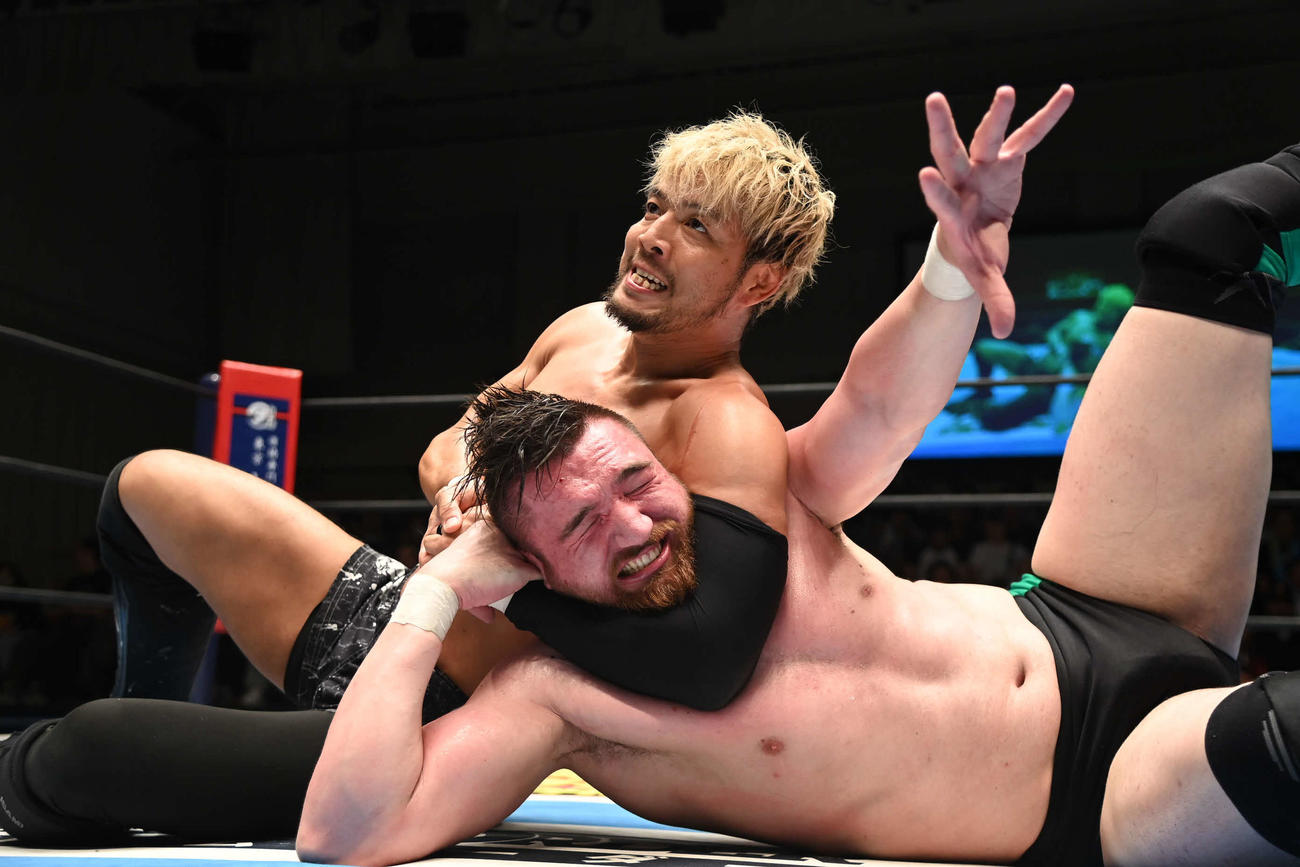 ニューマンを締め上げるKENTA（写真提供・新日本プロレス）