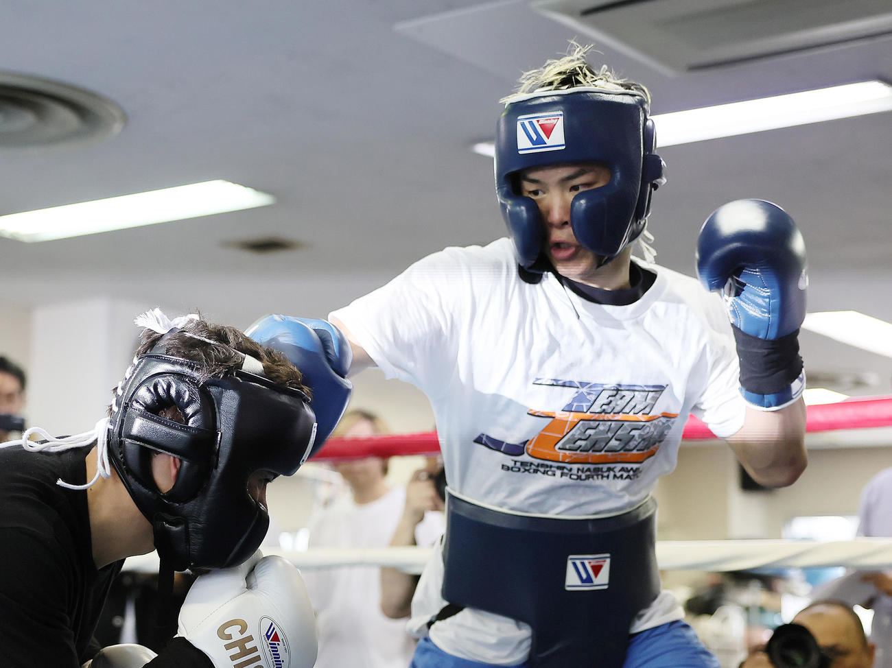 メキシコのメディナ（左）とのスパーリングを公開した那須川（撮影・足立雅史）