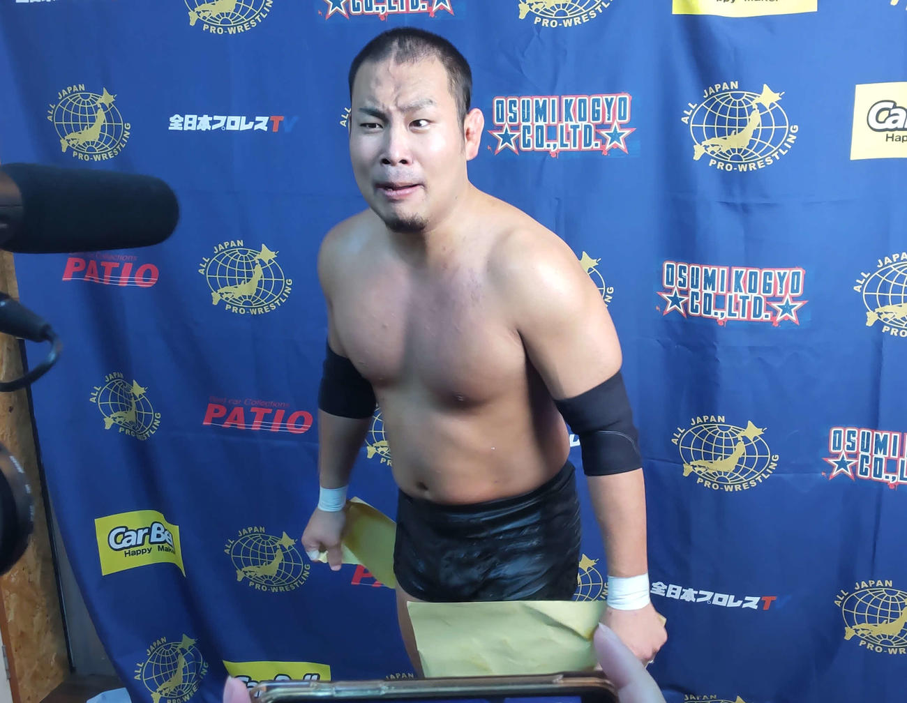若手興行「ニューエイジ・クロニクル」からの卒業となった阿部史典だが、バックステージで卒業証書をビリビリにやぶき「プロレスラーだからな、学歴も学校もいらねえ、卒業もねえんだよ」と叫んだ