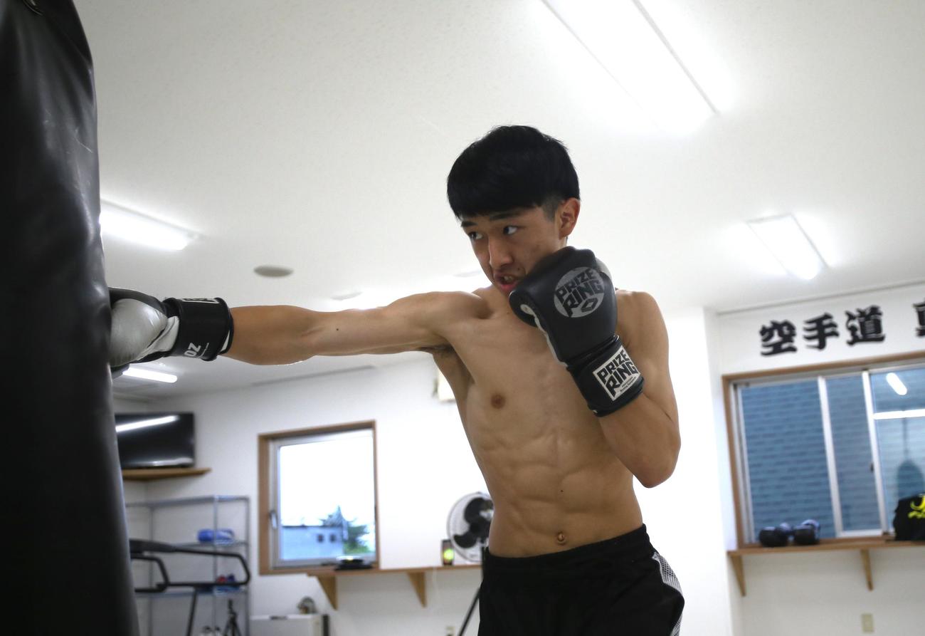 上野奏は、サンドバッグにパンチをたたき込む（撮影・中島洋尚）