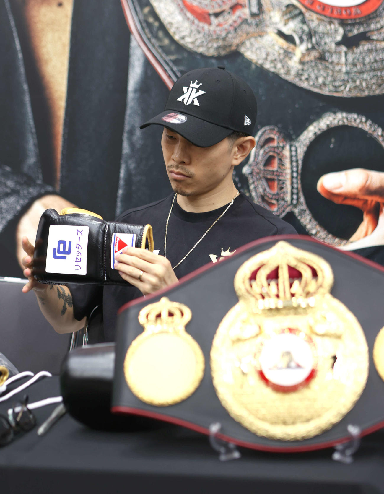 WBA、IBF世界スーパーフライ級統一戦の調印式でグローブを確認する井岡（撮影・水谷安孝）