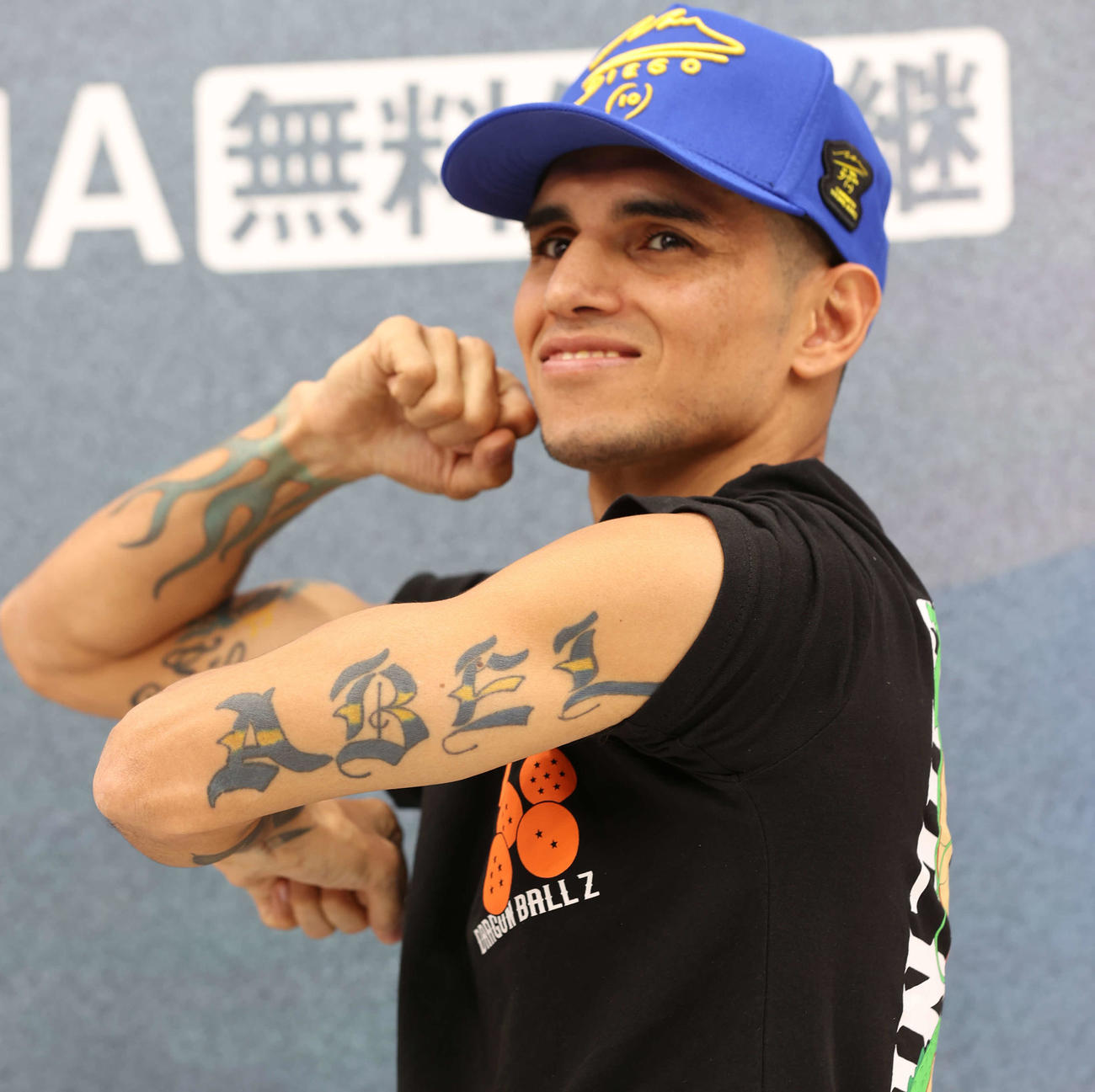 WBA、IBF世界スーパーフライ級王座統一戦の調印式でタトゥーを自慢するマルティネス（撮影・水谷安孝）