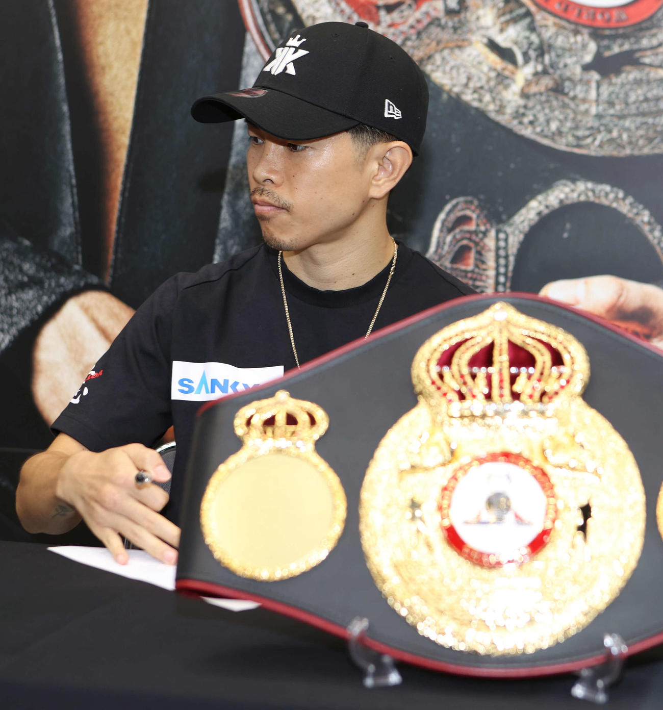 WBA、IBF世界スーパーフライ級統一戦の調印式でサインをする井岡（撮影・水谷安孝）
