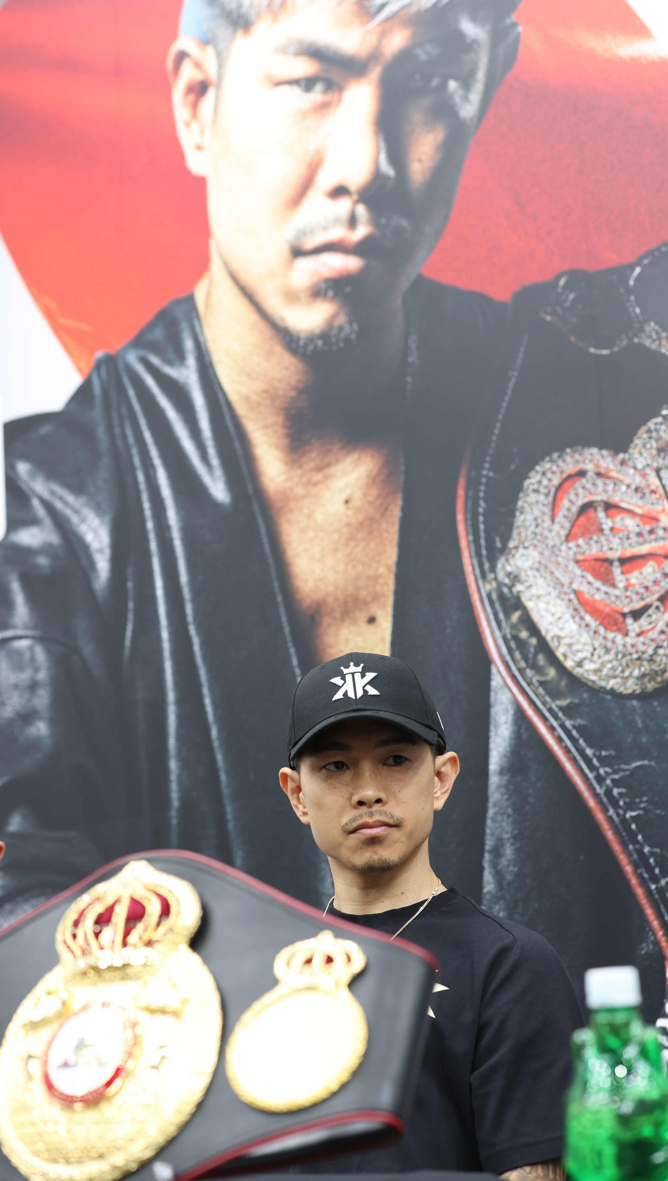 WBA、IBF世界スーパーフライ級統一戦の調印式で厳しい表情を見せる井岡（撮影・水谷安孝）