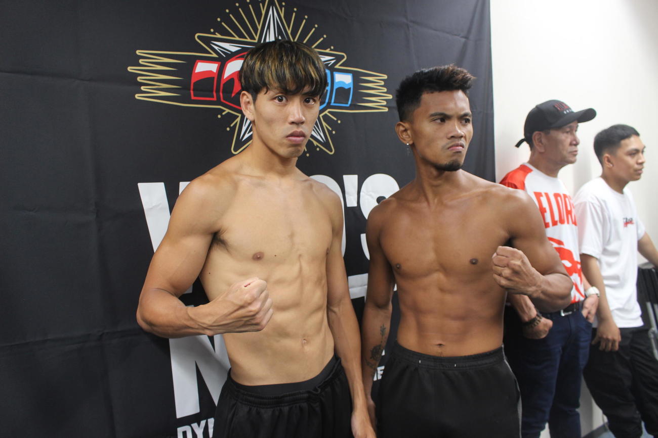 初の10回戦に臨む6戦全勝全KOの日本スーパーバンタム級5位の村田（左）と対戦相手のワイルドはともに計量をパス（撮影・首藤正徳）